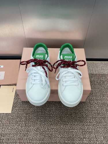 工厂价 Miumiu 2025春夏高定系列走秀新款果冻色系带休闲运动小白鞋 缪缪明星同款字母Logo圆头拼色滑板女鞋 材质 鞋面进口小牛皮+水染羊皮内里+原版开