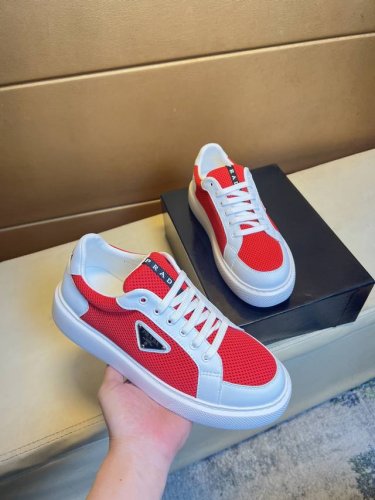 prada 普拉达 -高端品质 原单 -鞋面：丝绸小牛皮、品牌帆布布匹、品牌金属扣件 -内里：网布，垫脚; 顶级牛皮 -大底：超轻Tpu发泡; 成型大底 -超高