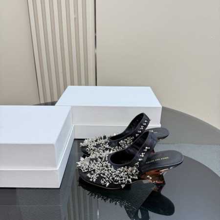 dries Van Noten 25Ss 新款钉珠女鞋 每一双都美的像艺术品 上脚一定是非常瞩目的单品 仙女们可以冲 当代女性应该自己拥有的“水晶鞋” 鞋面：网 - 点击图像关闭