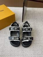 Louis Vuitton 路易威登 春夏凉鞋 增高又显瘦 上脚超酷 特别百搭 搭配袜子秒变时髦精 至少增高5Cm 鞋面头层牛皮 内里进口莱卡 码数：35-40