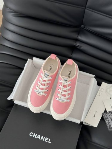 Chanel 25C隐藏款休闲小白鞋！ Vintage感满满，中古复刻款Get啦～ 小白鞋适配春夏，黑白拼接就很Chanel。 配合袜子就很复古学院的感觉。 S