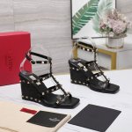 顶级代购版本2025 Valentino 华伦天奴重工艺拉菲草刺绣编织工艺 四条带铆钉坡跟凉鞋！原版购入1:1顶级复刻！精致的楦型设计，侧身弧线完美！精选意大利