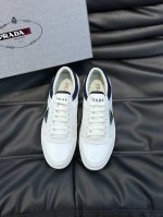 Prad* 新品男士系带皮革休闲运动鞋，头层牛皮拼接透气帆布面料，非常有质感，重工打造，三角形品牌徽标点缀鞋身，头层羊皮内里.防滑减震花纹轻质厚底，实物和上脚更