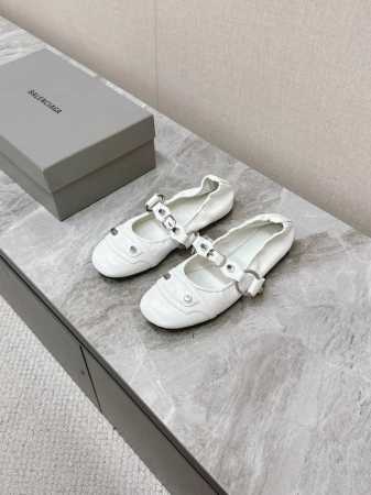 Balenciaga巴黎世家最新款芭蕾舞鞋 无愧是巴黎世家出的芭蕾鞋都满满的复古感 这款专柜超级难买门店限定可不是随便一家专柜都有售的 鞋面全部对版做了手工破坏 - 点击图像关闭