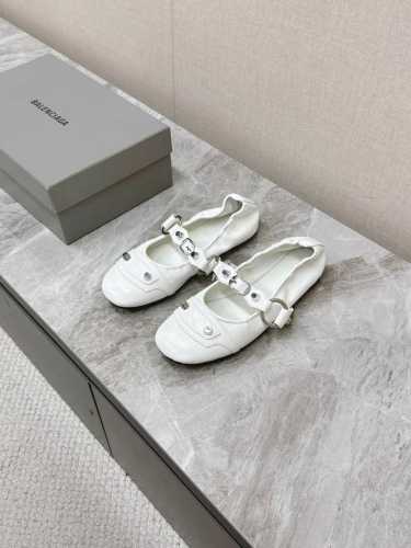 Balenciaga巴黎世家最新款芭蕾舞鞋 无愧是巴黎世家出的芭蕾鞋都满满的复古感 这款专柜超级难买门店限定可不是随便一家专柜都有售的 鞋面全部对版做了手工破坏