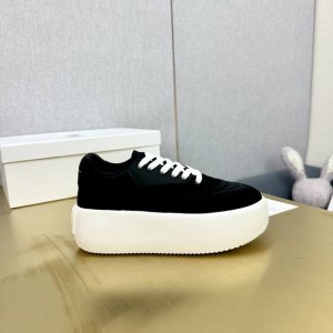 mm⑥ Sngg｜Retor厚底休闲鞋 以经典球鞋德训鞋的版型为基础，沿边极度富有层次感，再加上经典品牌弱数字Logo在鞋尾完美呈现，圆圈围绕鞋履线 22 号标
