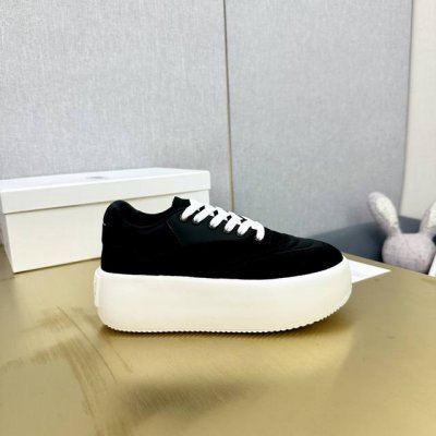mm⑥ Sngg｜Retor厚底休闲鞋 以经典球鞋德训鞋的版型为基础，沿边极度富有层次感，再加上经典品牌弱数字Logo在鞋尾完美呈现，圆圈围绕鞋履线 22 号标