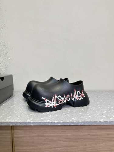 Balenciaga 巴黎世家 25ss早春新款 一脚蹬 大头鞋顶级版本原版开发 极致轻量化！众多国内外一线潮流明星上脚加持！时髦又兼具舒适感，上脚还很显白！夏