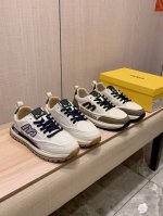 新款: 厂价 芬迪Fendi* 最新爆款休闲鞋，顶端品牌奢侈～代购，顶级～质量。鞋面選用进口透气材质透气垫脚 精细做工。原版个性时尚柔软橡膠耐磨防滑大底，上脚轻