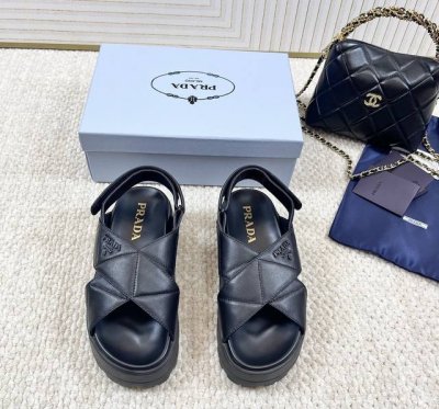 代购版 Prada 普拉达 Ss25 New Arrival～ P家25春夏 魔术贴厚底松糕凉拖鞋 X交叉凉鞋 妥妥增高神器，太友好了 小羊皮鞋面，质感拉满！