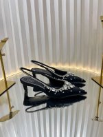 2025开春 新款首发美得挪不开眼2025专柜同步春夏新款Gucci 25S春夏新品水钻糖果色 后带凉鞋高跟G家在体现高级感这块 总让人大写的服气看起来蛮简单的