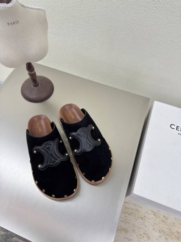 celine 夏日专属 凯旋门系列厚底包头铆钉拖鞋 赛琳 家族元素设计 Logo 黑色高丝光牛反绒皮 钢印压模小牛皮而成 立体感十足 对标对版 边缘采用油边工艺