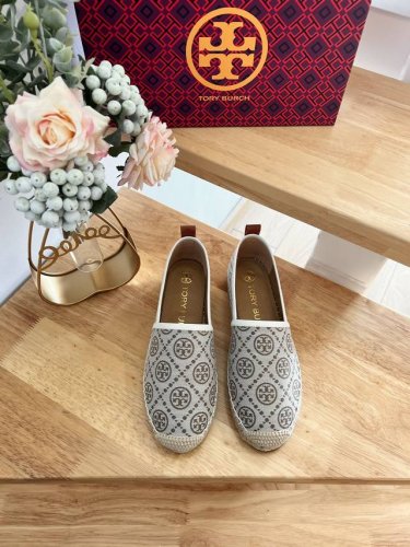 tory Burch汤丽柏琦 全新Tmonogram 图案，灵感源自传统宾夕法尼亚州绗缝的经典图案，礼赞品牌标志性双Tlogo。该系列选用编织提花布料匠心打造，