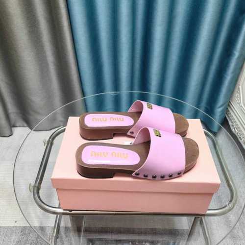 MiuMiu缪缪春夏秀款拖鞋 25秀款出镜率最高单品 简约鞋面金色miumiu字母logo非常的醒目 袜子10四个色可选 搭配半脚袜饰以装饰，显得格外的好看时髦