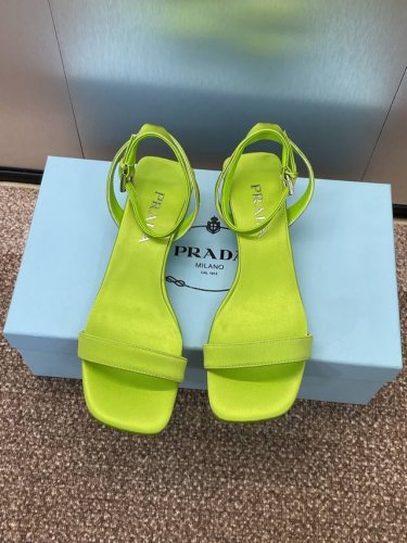 工厂p价p prada 2025 春夏走秀新款低跟脚环绑带女鞋 普拉达明星同款果冻色方头露趾异形跟凉鞋 材质:进口真丝面料+水染羊皮内里+意大利真皮大底 跟高: