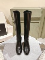 代购级 两个跟高可选 CHANE 小香家亮皮刺绣logo长靴上新 完全原版一比一复刻打造 版型超级正 最新时尚的设计 火遍全网的靴子，上脚又酷又时髦 靴筒处独特