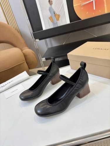 price: 品 牌： Lemaire 25S新品中空罗马芭蕾舞鞋 它家的鞋子一直都是女人味风格 这款有点罗马风的鞋也不失优雅风情。 独特的带子的设计，平添性感