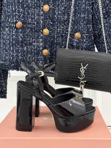 厂价 Miu Miu 缪缪25S春夏新品 恨天高防水台粗跟凉鞋 鲜明的设计风格和独特的美感 极强的彰显着个性不羁的摩登态度 创作即外观线条优美流畅 又上脚舒适时