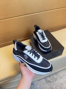纪梵希原单品质.～ 独特现代风运动鞋。休闲鞋潮男必备款 意大利进口原版品牌，进口原版皮，猪里 拒绝脱色磨脚 鞋底：原厂特供原版气垫底，法国懒人风格设计 贴脚 在
