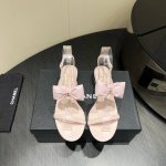 出厂： 独家顶级版本 Chanel香家25Vs春夏新款时装凉鞋系列 蝴蝶结圆跟凉鞋 香奈儿是一个非常全面之尊贵时尚生活品牌，香港，美国，等大时尚博主及明星的同款