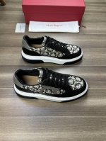 Ferragamo 菲拉格慕 -高端品质 原单 -鞋面：纳帕小牛皮、品牌图腾帆布布匹、鞋身车缝品牌Logo -内里：品牌帆布，垫脚；水染牛皮 -大底：橡胶发泡；