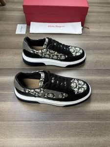 Ferragamo 菲拉格慕 -高端品质 原单 -鞋面：纳帕小牛皮、品牌图腾帆布布匹、鞋身车缝品牌Logo -内里：品牌帆布，垫脚；水染牛皮 -大底：橡胶发泡；