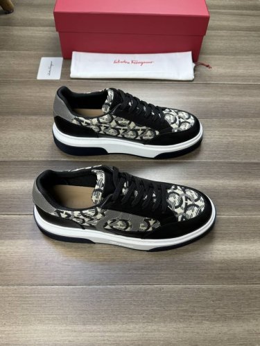 Ferragamo 菲拉格慕 -高端品质 原单 -鞋面：纳帕小牛皮、品牌图腾帆布布匹、鞋身车缝品牌Logo -内里：品牌帆布，垫脚；水染牛皮 -大底：橡胶发泡；