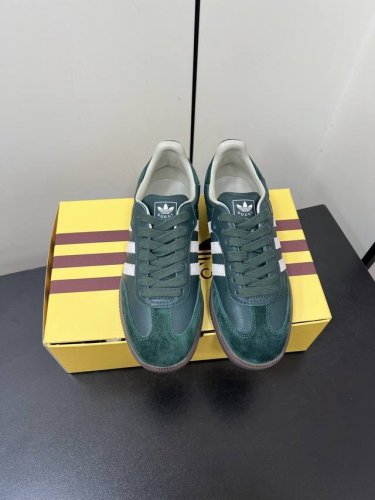 Adidas｜Gucci三叶草Logo与标志性三条杆为设计元素将其与独属于的Gucci 双方选择Adidas Originals经典鞋型 Gazalle为蓝本，