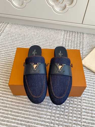 批拖鞋 乐福 L驴家新品capri系列v扣穆勒鞋 乐福鞋顶级品质本款 LV Capri 露跟乐福鞋取材原色丹宁布，洋溢夏日悠闲气息。皮革饰带配有局部包覆皮革的