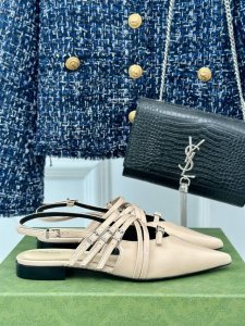 厂价 Gucci 24S秀场尖头平底凉鞋 这双我称之为“氛围感之神” 柔颯利落的小尖头自带高级 扣带都是可以自由调节 细嫩的牛漆皮搭配金扣让你气质翻倍！ 鞋面采