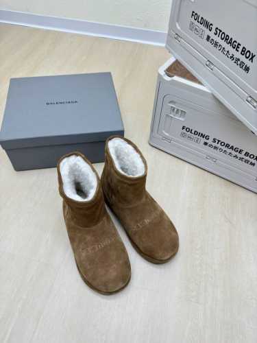 BALENCIAG 私家开模 毛毛雪地靴 棕色牛反绒皮 顶级版本 全部对版材料 继续着demna式的对主流华丽时尚的反叛态度 定制级别牛反绒皮 透染工艺 大lo
