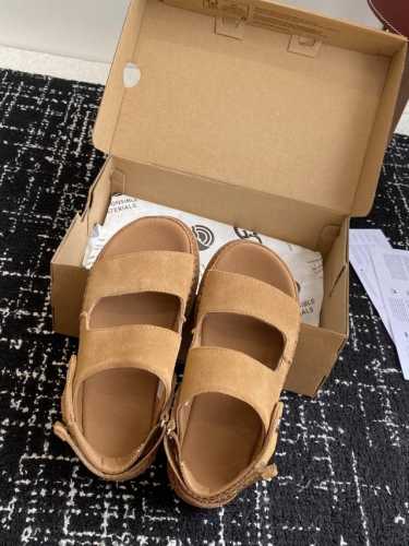东莞代购级 Ugg 25Ss 凉鞋翻毛牛皮鞋面，可调节鞋面束带，设计方便穿脱双层高密度泡棉鞋内底 外包翻毛皮的耐磨中底以及Eva外底再生聚酯纤维滚边 舒适厚底，
