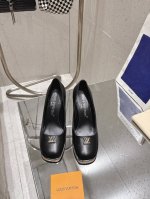 2025最新 L家早春款专柜最新走秀官网系列、同步更新、完美楦型+小V Logo设计. Swing 高跟鞋选用柔软羊皮革塑造易于穿脱的设计，以利落线条彰显典雅风