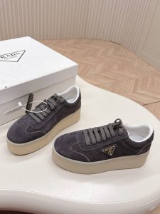 最高版 Prada普拉达 25新款 厚底 休闲运动鞋 这款运动鞋延续经久不衰的轮廓，是新款经典单品。采用皮革精心制作， 提升格调。款式轻盈，搭配三角扣标志加5C