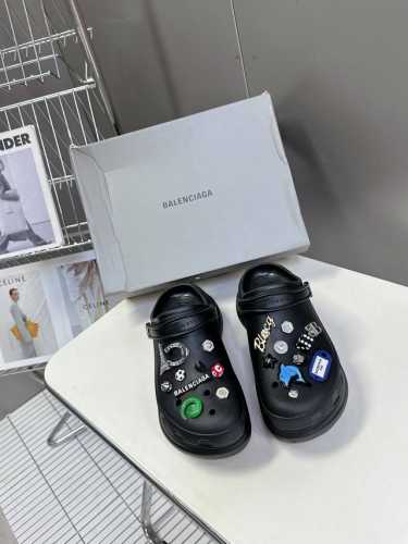 巴黎世家Balenciaga 春夏最新情侣款洞洞鞋，25春季新款黑马单品,海内外时尚博主纷纷上脚大秀，火遍海内外社交平台，时尚达人必入款，各种巴家元素五金扣Di