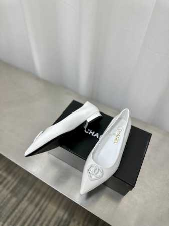 CHANE*L 小香25ss新款 爱心logo单鞋小清新风带点贵气的感觉，上脚非常完美，穿搭配上此鞋，优雅大方。整个系列都充满了令人兴奋和意外的元素结合，不同的 - 点击图像关闭