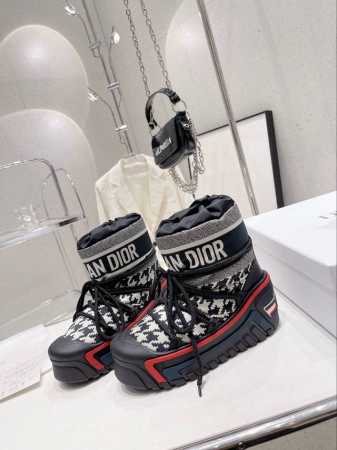 Dior 迪奥 D家 22 秋冬最新王炸款 滑雪靴 21*冬季 D家火爆雪地靴胖墩墩的 好看可爱到爆炸 →_→来自 DiorAlps 限定系列，别具一格。闪亮尼 - 点击图像关闭