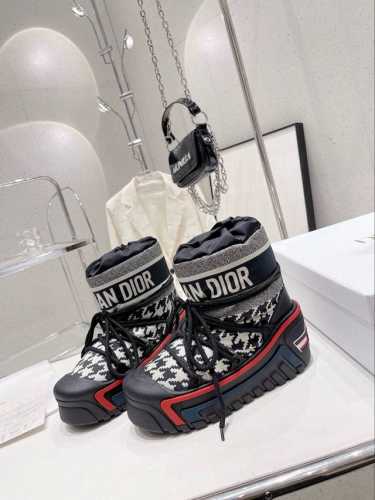Dior 迪奥 D家 22 秋冬最新王炸款 滑雪靴 21*冬季 D家火爆雪地靴胖墩墩的 好看可爱到爆炸 →_→来自 DiorAlps 限定系列，别具一格。闪亮尼