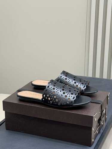 顶级品质 alaia Ss25 New Arrival 阿莱亚 25春夏 雕花拖鞋新品 看着很怂 穿着很美 真的 试过就知道 它对脚的包容性很好 而且超级显瘦