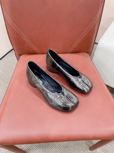 已认证 Maison Margiel*玛吉拉Mm6 独家新品最高版本买手代购1:1完美复刻 猪蹄平底分趾Tabi凉鞋单鞋 原版开模双层真皮鞋底 原版套楦鞋型很大