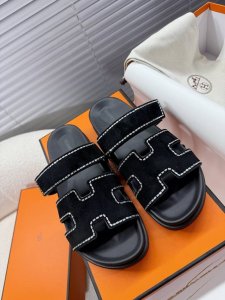 hermes--爱马仕情侣款H拖系列；二舅拖鞋；凉拖；凉鞋 ＂交叉织带、防水台印花、鞋面碉花、电锈、烫钻＂等工艺；以“H”标志性图案鞋面为灵感打造休闲造型，可谓
