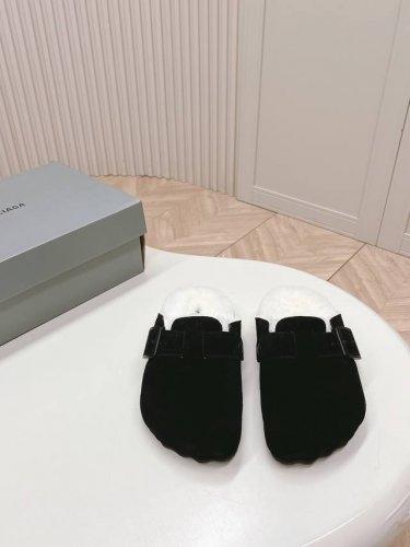 羊毛款女款出 、BALENCIAGA巴黎世家~勃肯 情侣款 Sunday Suede Mule五指勃肯24秋冬秀款勃肯拖鞋半拖，五个冲动的脚指印太可爱了，脚感也