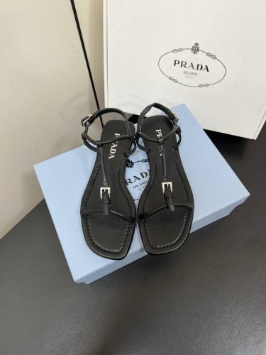 prada普拉达极简一字平底凉鞋 极简风又带时髦 上脚百搭随性！ 休闲夹趾网红同款 百搭凉鞋春夏值得入手的简约单品 简单的风格却自带高级气场的拖鞋 日常度假都是