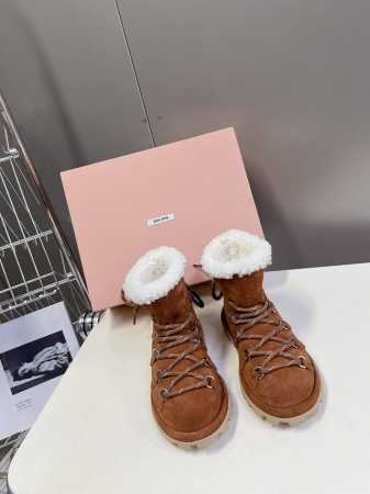 MiuMiu 缪缪秋冬最新走秀款 绑带羊毛小短靴雪地靴毛毛鞋 经常出现在各大时装杂志封面 各路明星、小红书博主都有钟爱 搭配绑带设计更显优雅，上脚尤为惊艳到你的 - 点击图像关闭