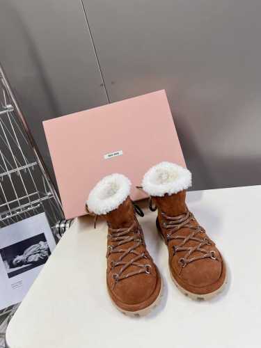 MiuMiu 缪缪秋冬最新走秀款 绑带羊毛小短靴雪地靴毛毛鞋 经常出现在各大时装杂志封面 各路明星、小红书博主都有钟爱 搭配绑带设计更显优雅，上脚尤为惊艳到你的