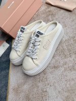 miumiu缪缪 松糕厚底休闲小白鞋 包头半拖饼干鞋 高级感十足！国内外博主刷爆的一款， 复古又时髦 上脚美炸了！ 简约的格板设计，鞋侧Logo装饰和极具辨识度