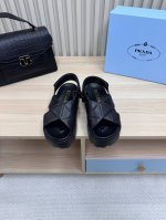 Prada 普拉达 25ss p家 25春夏厚底水台托鞋 双皮带扣复古风格 进口羊皮面料 羊皮内里 发泡大底 超轻 Zp五金扣Logo点缀 完美演绎高级简约风格