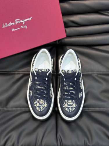Ferragamo 菲拉格慕 新款男士GANCINI轮廓低帮休闲鞋，这款低帮休闲鞋选用麂皮及小牛皮皮革制造。其灵感源自九十年代篮球鞋风格，侧面Gancini嵌饰
