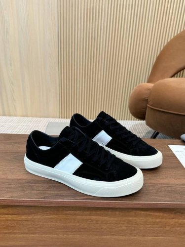 汤姆 Tom Ford 美国复古轻奢款Size：39-45Tom Ford来自欧美品牌，贸易原单，国内罕见，不易撞款 春夏穿到秋冬，跨越温差限制，又能驾驭各种风