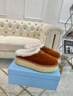 Prada 普拉达 24秋冬最新款雪地靴！羊毛领口上下呼应设计！勾勒出普拉达品牌logo 凸显高端大气 ！采用澳洲进口羊皮毛内里，冬季保暖效果超赞 面料：进口二